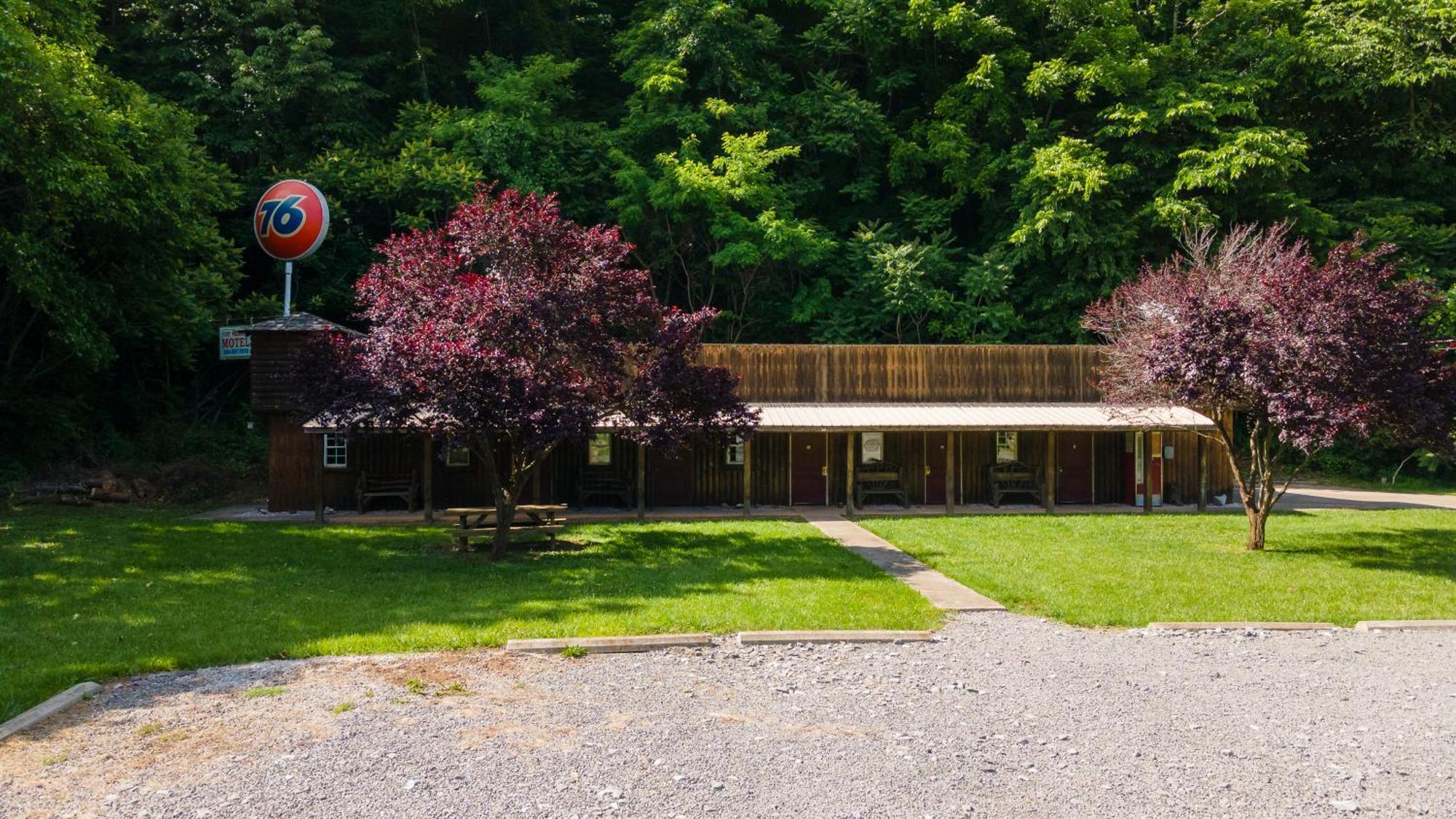 Seneca Pines Lodge Seneca Rocks Exterior photo
